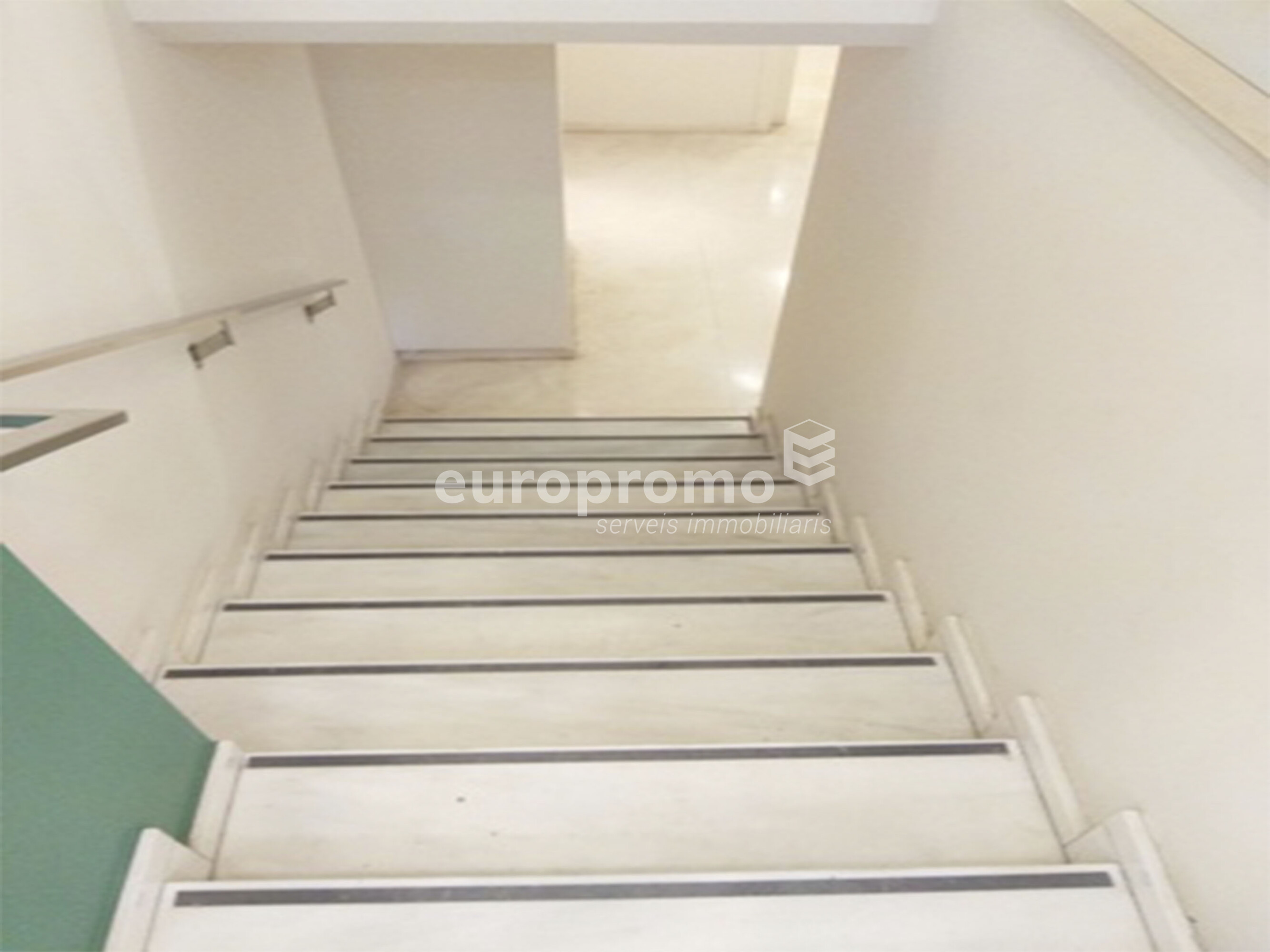 Local de 128m2 situado en primera linea y mejor zona comercial de la ciudad!